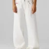Jeans mit mittlerer Leibhöhe und weitem Schnitt Jeans mit mittlerer Leibhöhe und weitem Schnitt