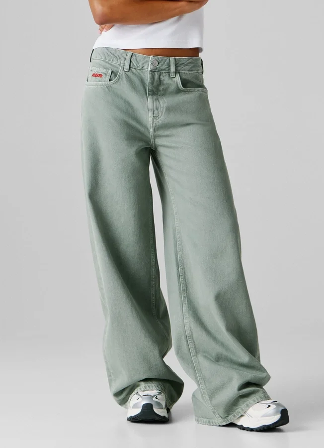 Jeans mit mittlerer Leibhöhe und weitem Schnitt Jeans mit mittlerer Leibhöhe und weitem Schnitt