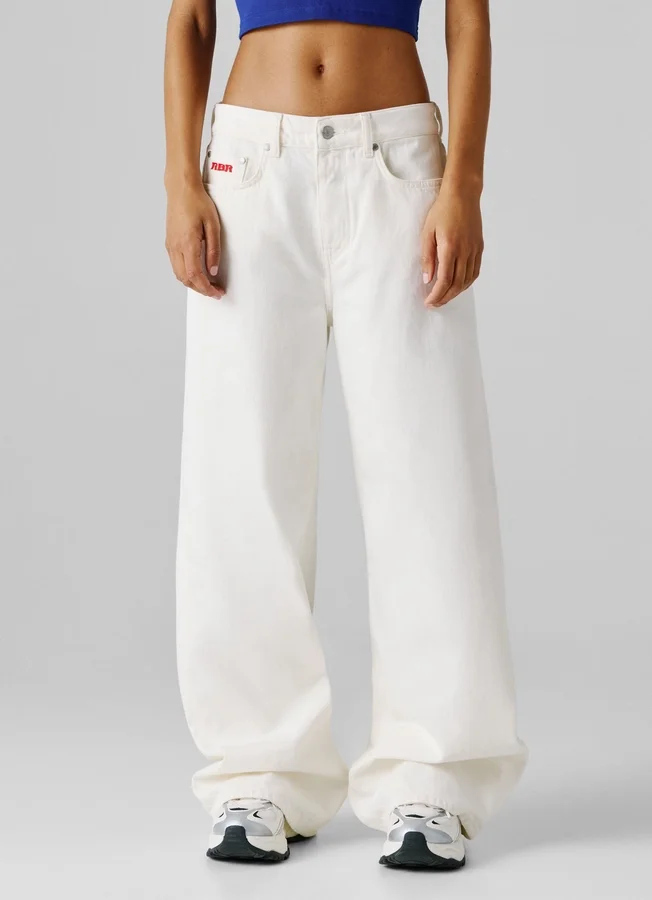 Jeans mit mittlerer Leibhöhe und weitem Schnitt Jeans mit mittlerer Leibhöhe und weitem Schnitt