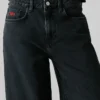 Jeans mit mittlerer Leibhöhe und weitem Schnitt Jeans mit mittlerer Leibhöhe und weitem Schnitt