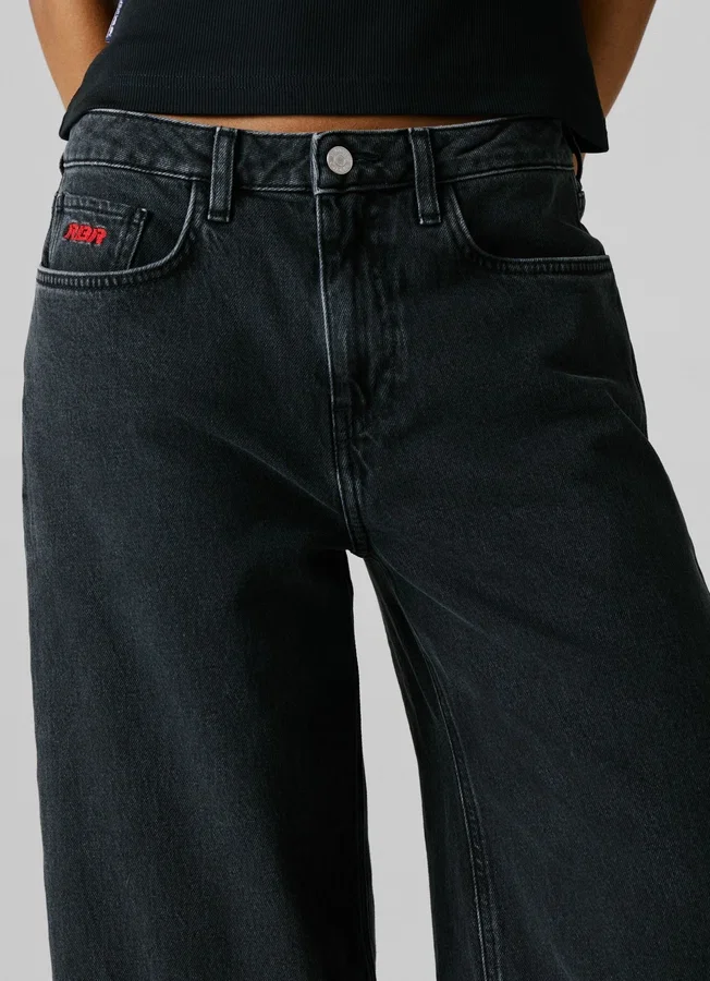 Jeans mit mittlerer Leibhöhe und weitem Schnitt Jeans mit mittlerer Leibhöhe und weitem Schnitt