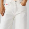 Jeans mit mittlerer Leibhöhe und weitem Schnitt Jeans mit mittlerer Leibhöhe und weitem Schnitt