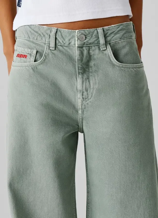 Jeans mit mittlerer Leibhöhe und weitem Schnitt Jeans mit mittlerer Leibhöhe und weitem Schnitt