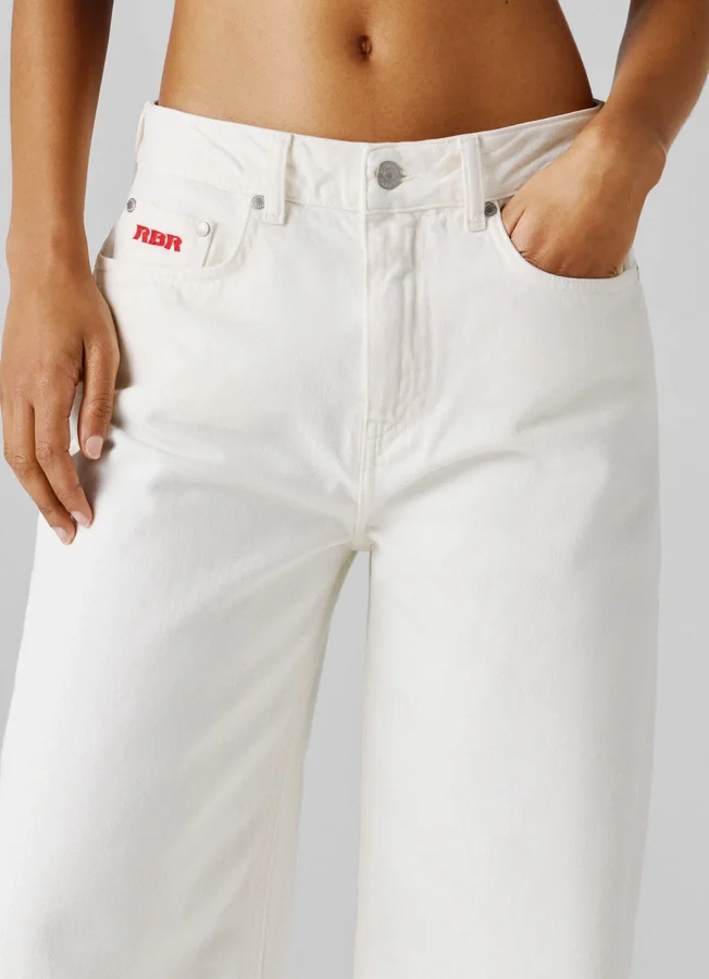 Jeans mit mittlerer Leibhöhe und weitem Schnitt Jeans mit mittlerer Leibhöhe und weitem Schnitt