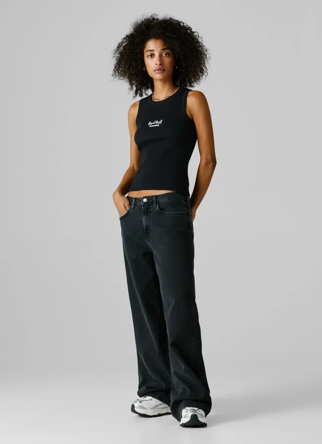 Jeans mit mittlerer Leibhöhe und weitem Schnitt Jeans mit mittlerer Leibhöhe und weitem Schnitt