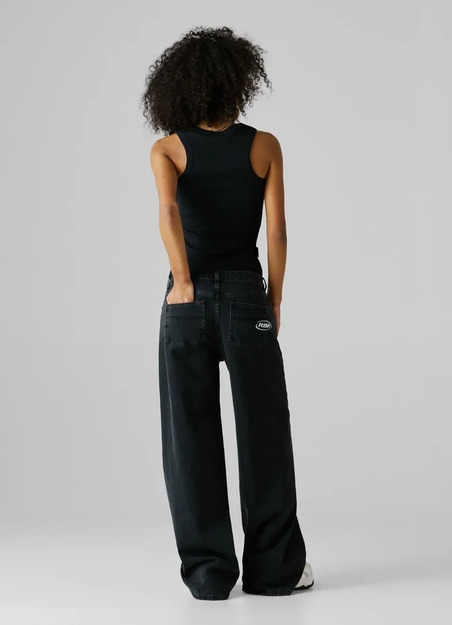 Jeans mit mittlerer Leibhöhe und weitem Schnitt Jeans mit mittlerer Leibhöhe und weitem Schnitt