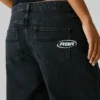 Jeans mit mittlerer Leibhöhe und weitem Schnitt Jeans mit mittlerer Leibhöhe und weitem Schnitt