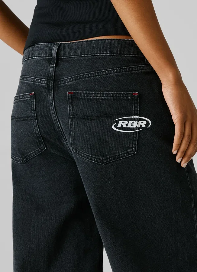 Jeans mit mittlerer Leibhöhe und weitem Schnitt Jeans mit mittlerer Leibhöhe und weitem Schnitt