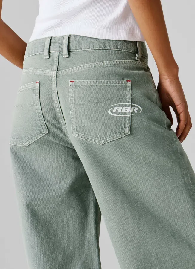 Jeans mit mittlerer Leibhöhe und weitem Schnitt Jeans mit mittlerer Leibhöhe und weitem Schnitt