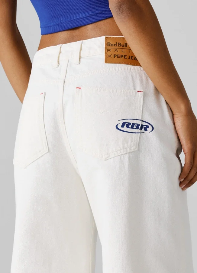 Jeans mit mittlerer Leibhöhe und weitem Schnitt Jeans mit mittlerer Leibhöhe und weitem Schnitt