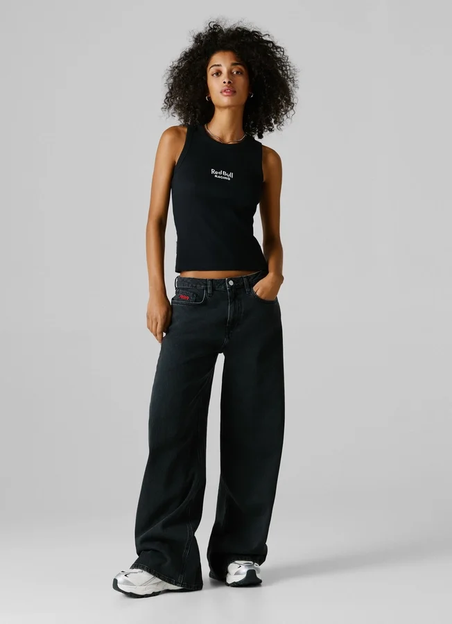 Jeans mit mittlerer Leibhöhe und weitem Schnitt Jeans mit mittlerer Leibhöhe und weitem Schnitt