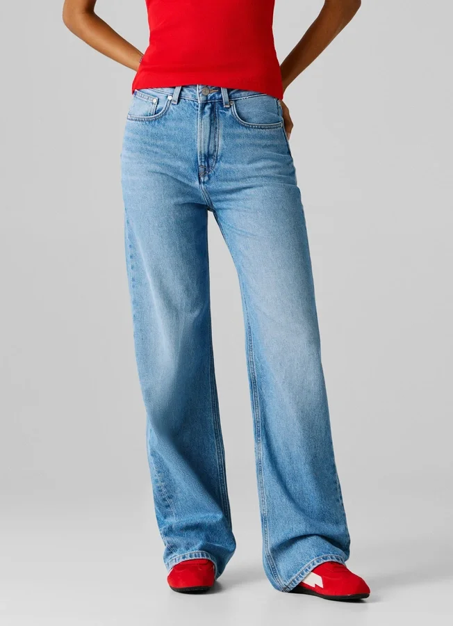 Jeans mit weitem Schnitt und mittlerer Leibhöhe Jeans mit weitem Schnitt und mittlerer Leibhöhe