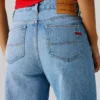 Jeans mit weitem Schnitt und mittlerer Leibhöhe Jeans mit weitem Schnitt und mittlerer Leibhöhe