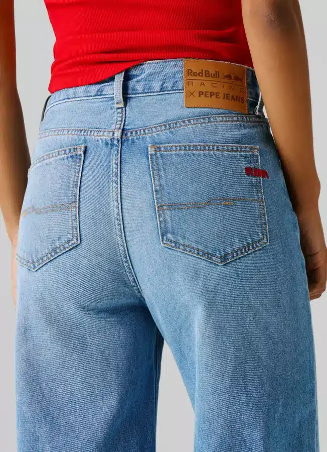 Jeans mit weitem Schnitt und mittlerer Leibhöhe Jeans mit weitem Schnitt und mittlerer Leibhöhe