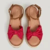 Keilabsatz-Sandalen mit gekreuzten Riemen