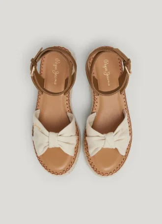 Keilabsatz-Sandalen mit gekreuzten Riemen