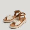 Keilabsatz-Sandalen mit gekreuzten Riemen
