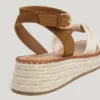 Keilabsatz-Sandalen mit gekreuzten Riemen