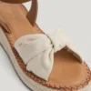 Keilabsatz-Sandalen mit gekreuzten Riemen