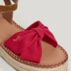 Keilabsatz-Sandalen mit gekreuzten Riemen