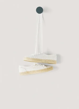 Klassische Sneaker mit Stickdetails