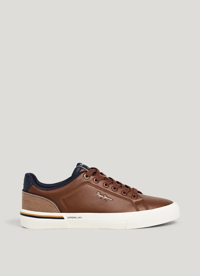 Klassische Sneakers mit Wildlederdetails Klassische Sneakers mit Wildlederdetails