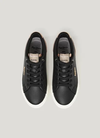 Klassische Sneakers mit Wildlederdetails