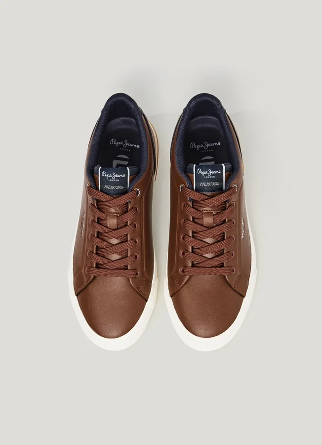 Klassische Sneakers mit Wildlederdetails Klassische Sneakers mit Wildlederdetails