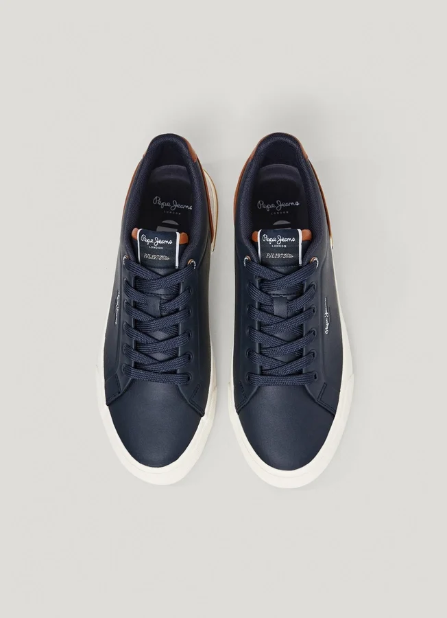 Klassische Sneakers mit Wildlederdetails Klassische Sneakers mit Wildlederdetails