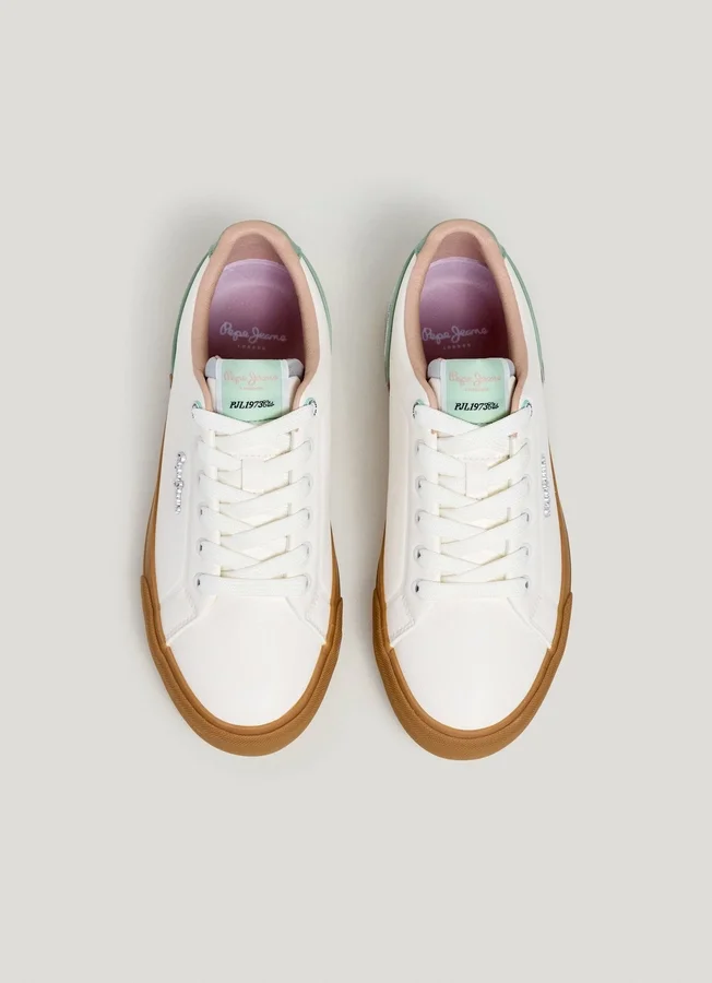 Klassische Sneakers mit Wildlederdetails Klassische Sneakers mit Wildlederdetails