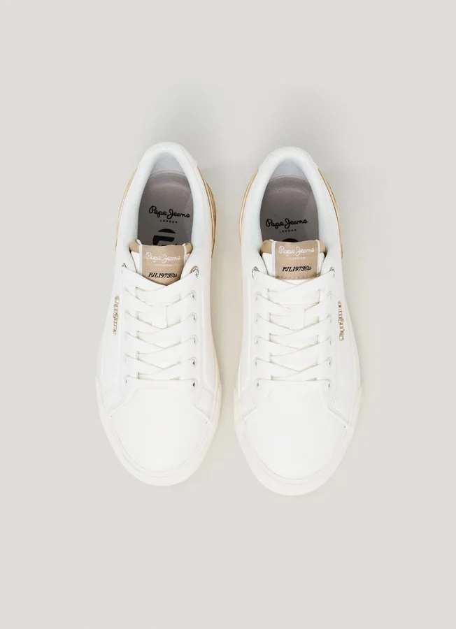 Klassische Sneakers mit Wildlederdetails Klassische Sneakers mit Wildlederdetails