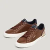 Klassische Sneakers mit Wildlederdetails Klassische Sneakers mit Wildlederdetails