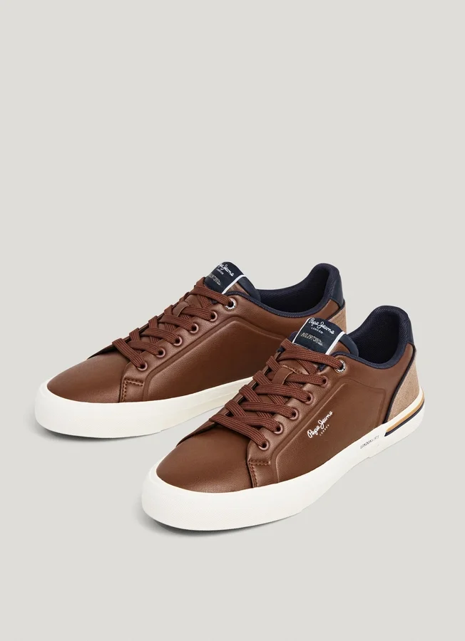 Klassische Sneakers mit Wildlederdetails Klassische Sneakers mit Wildlederdetails