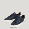 Klassische Sneakers mit Wildlederdetails Klassische Sneakers mit Wildlederdetails