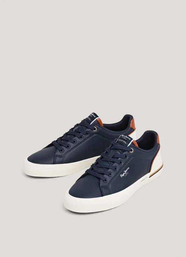 Klassische Sneakers mit Wildlederdetails Klassische Sneakers mit Wildlederdetails