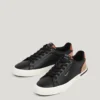 Klassische Sneakers mit Wildlederdetails