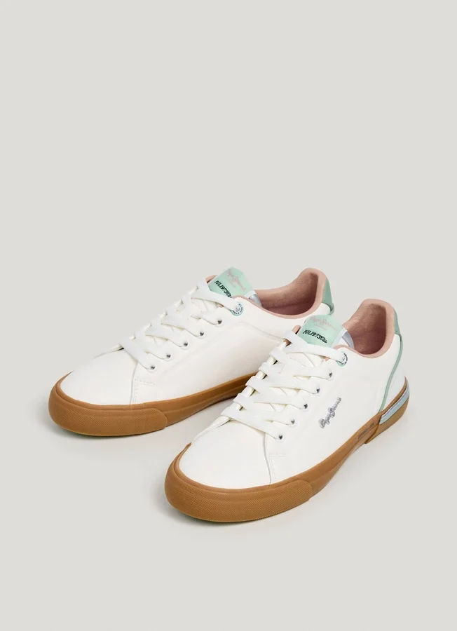 Klassische Sneakers mit Wildlederdetails Klassische Sneakers mit Wildlederdetails