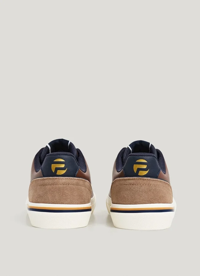 Klassische Sneakers mit Wildlederdetails Klassische Sneakers mit Wildlederdetails