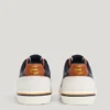 Klassische Sneakers mit Wildlederdetails Klassische Sneakers mit Wildlederdetails