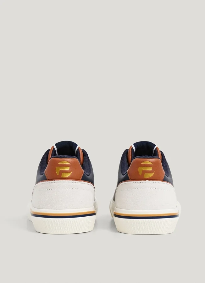 Klassische Sneakers mit Wildlederdetails Klassische Sneakers mit Wildlederdetails