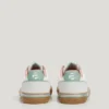 Klassische Sneakers mit Wildlederdetails Klassische Sneakers mit Wildlederdetails