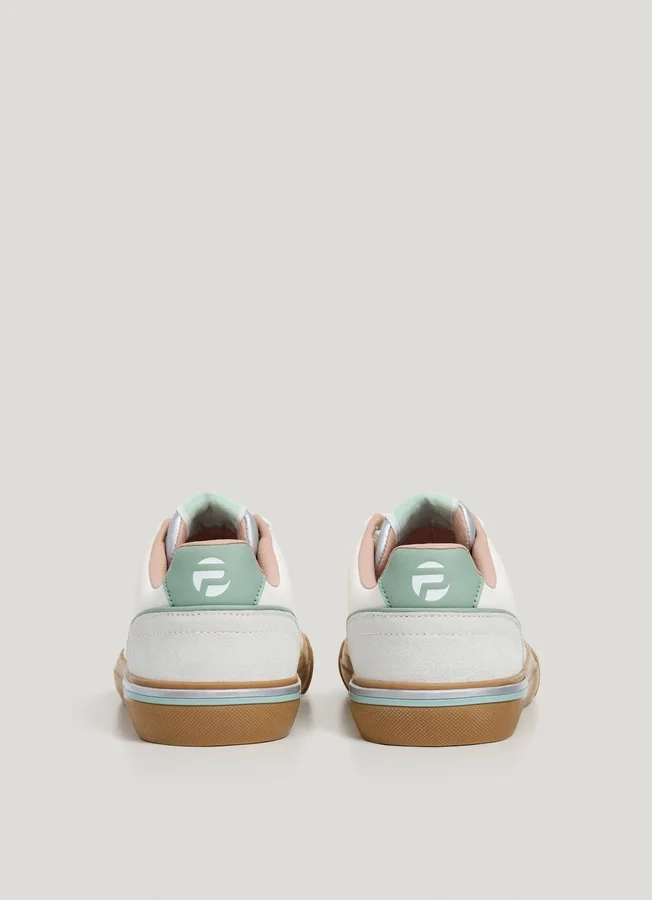 Klassische Sneakers mit Wildlederdetails Klassische Sneakers mit Wildlederdetails