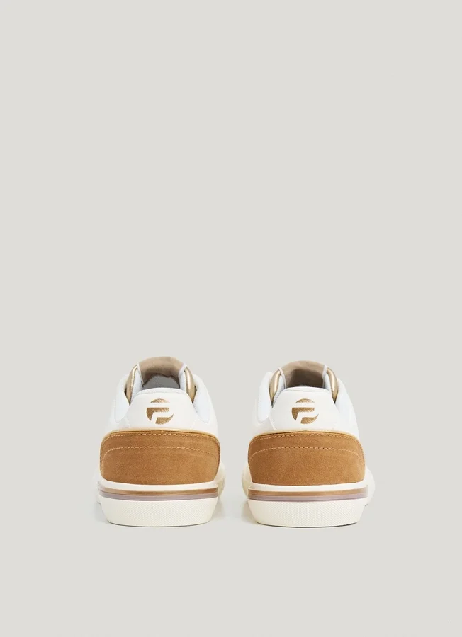 Klassische Sneakers mit Wildlederdetails Klassische Sneakers mit Wildlederdetails
