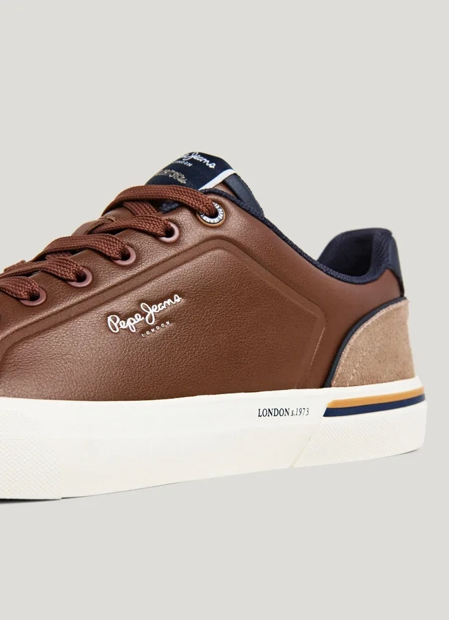 Klassische Sneakers mit Wildlederdetails Klassische Sneakers mit Wildlederdetails