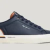 Klassische Sneakers mit Wildlederdetails Klassische Sneakers mit Wildlederdetails