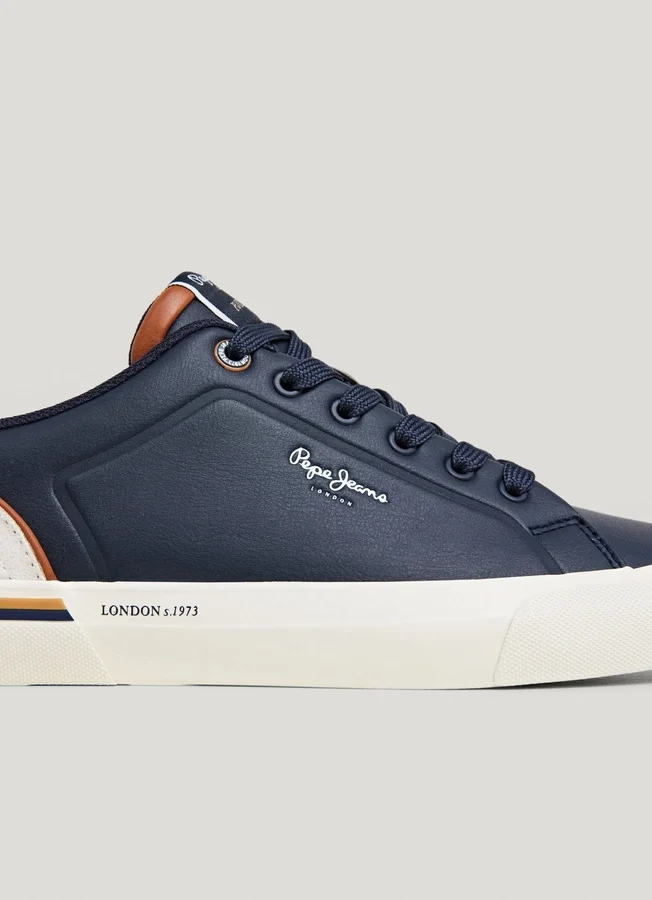 Klassische Sneakers mit Wildlederdetails Klassische Sneakers mit Wildlederdetails