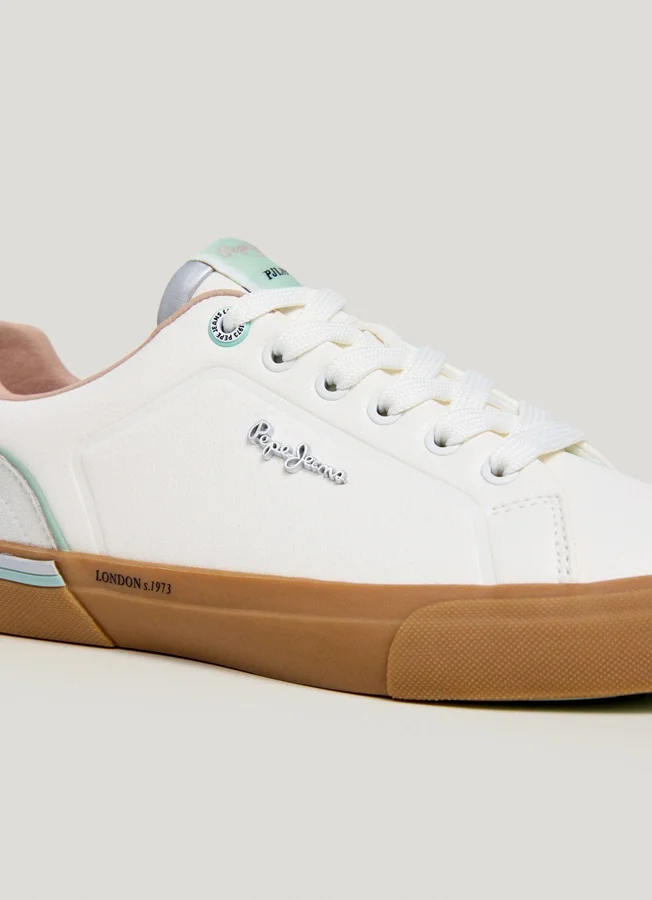 Klassische Sneakers mit Wildlederdetails Klassische Sneakers mit Wildlederdetails