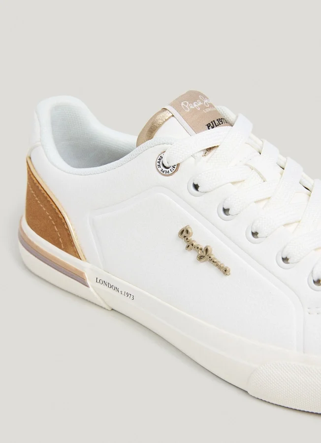 Klassische Sneakers mit Wildlederdetails Klassische Sneakers mit Wildlederdetails