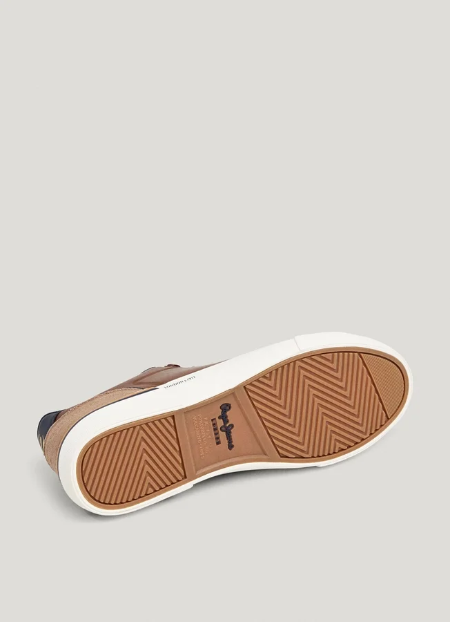 Klassische Sneakers mit Wildlederdetails Klassische Sneakers mit Wildlederdetails
