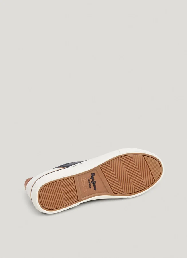 Klassische Sneakers mit Wildlederdetails Klassische Sneakers mit Wildlederdetails